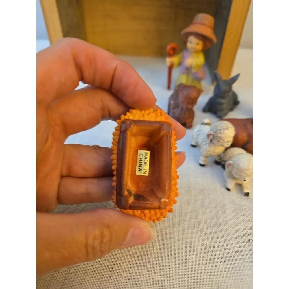 Vintage Nativity Set with Stable And 13 Figurines